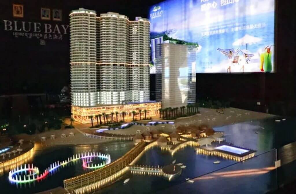 柬埔寨西哈努克市的中国房地产商对外展示的新豪华公寓与酒店广告模型 